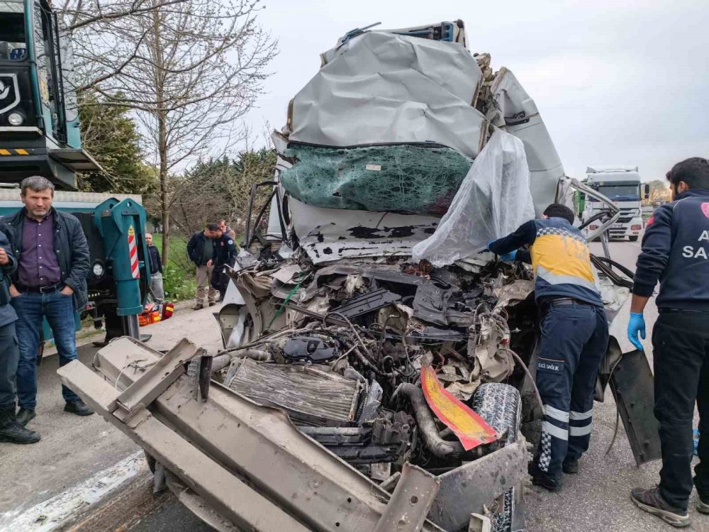 Kamyonet tıra çarptı: 2 ölü