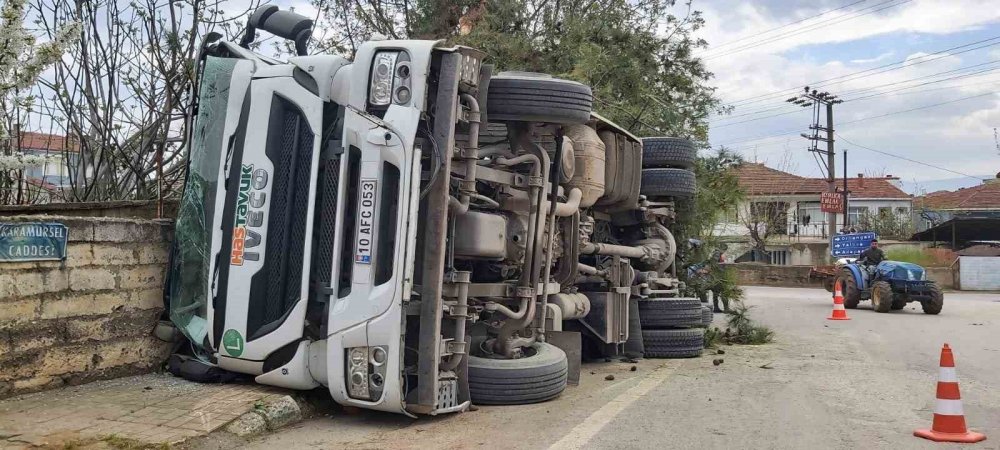 Tırın devrilme anı kameralarda