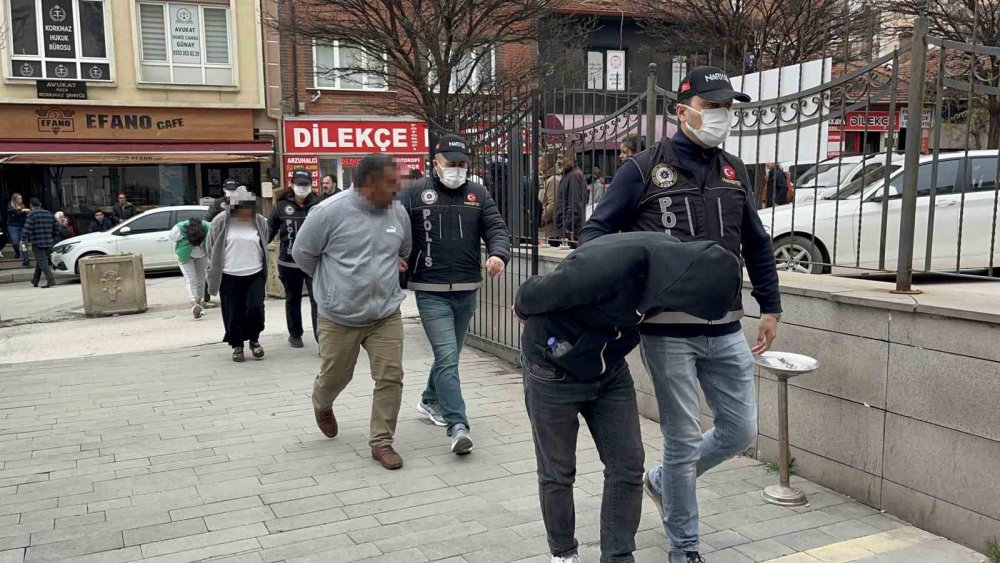 5 buçuk kilogram uyuşturucu madde ile yakalandılar