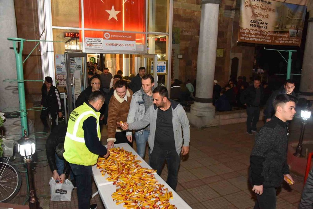 Bozüyük Belediyesi’nden Kadir Gecesi’nde şeker ikramı