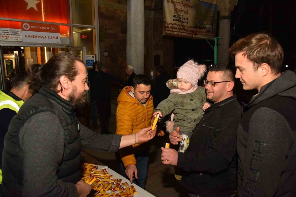 Bozüyük Belediyesi’nden Kadir Gecesi’nde şeker ikramı