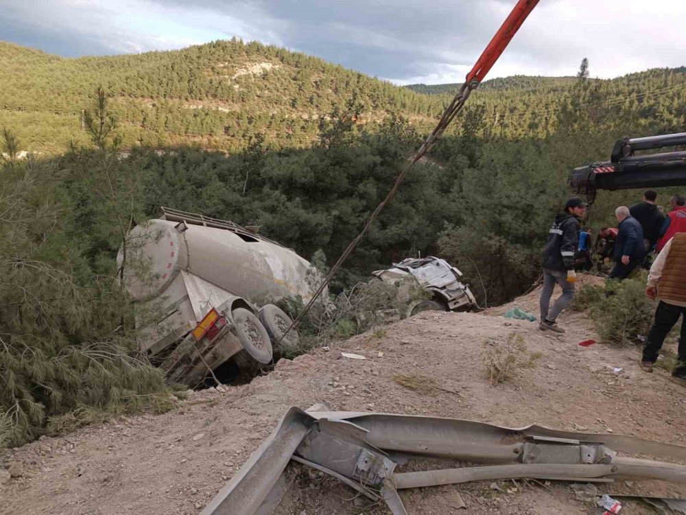 Şarampole uçan beton mikseri kurtarıldı