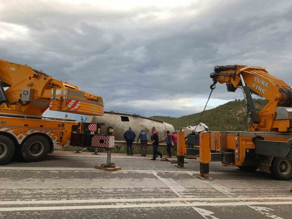 Şarampole uçan beton mikseri kurtarıldı