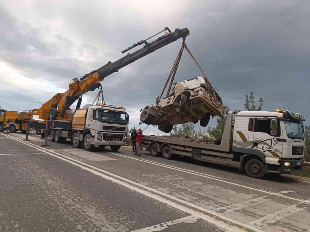 Şarampole uçan beton mikseri kurtarıldı