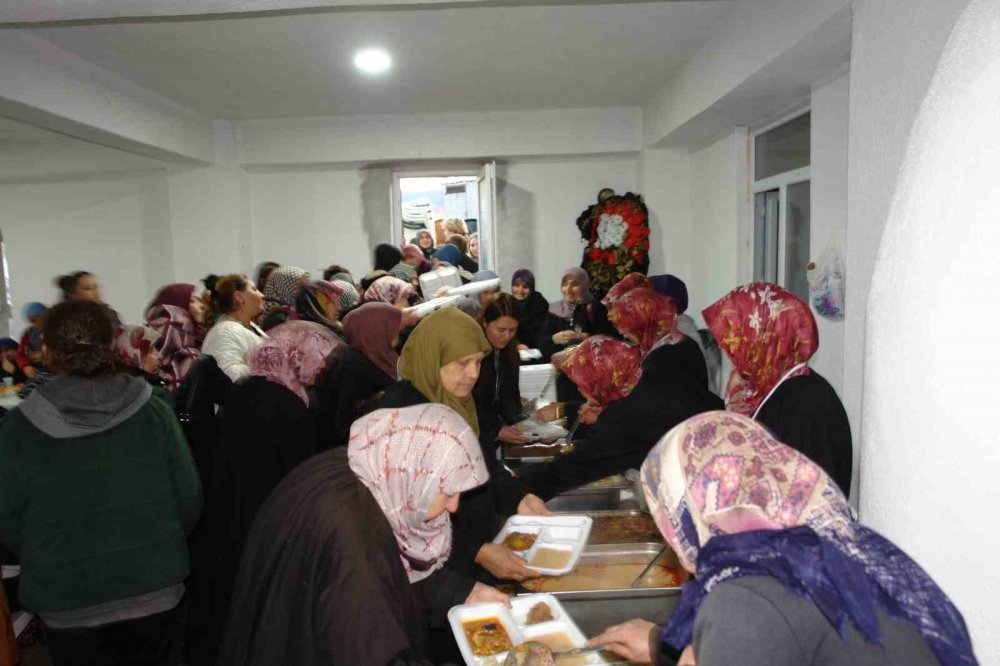 16 yıldır köy meydanında aynı sofrada oruç açıyorlar