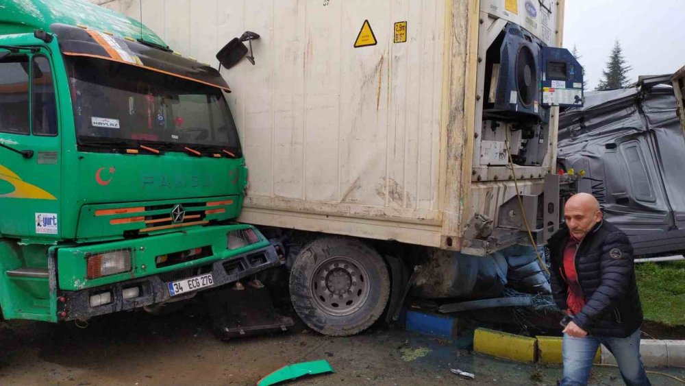 Kontrolden çıktı, park halindeki kamyona çarptı