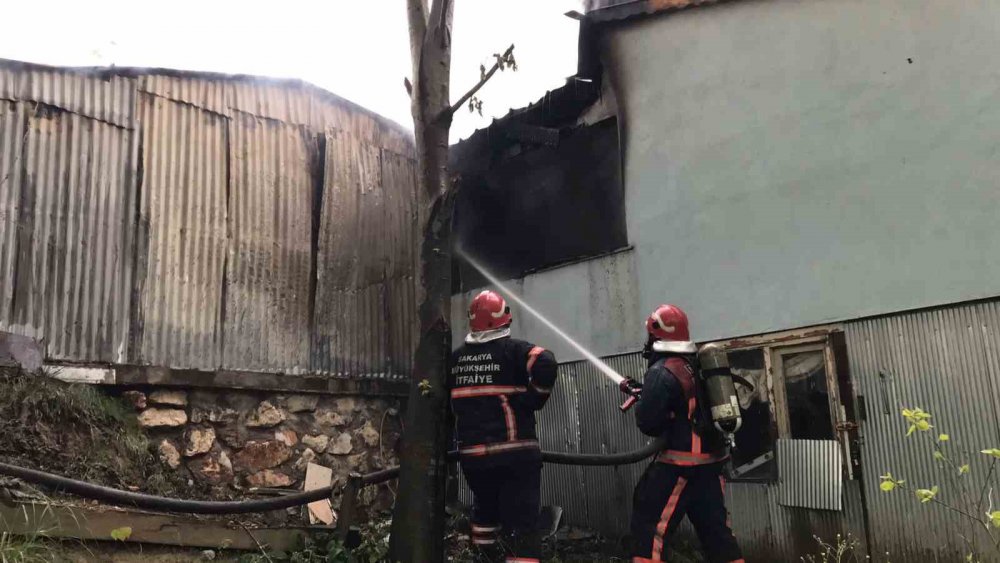 Barakada çıkan yangın söndürüldü