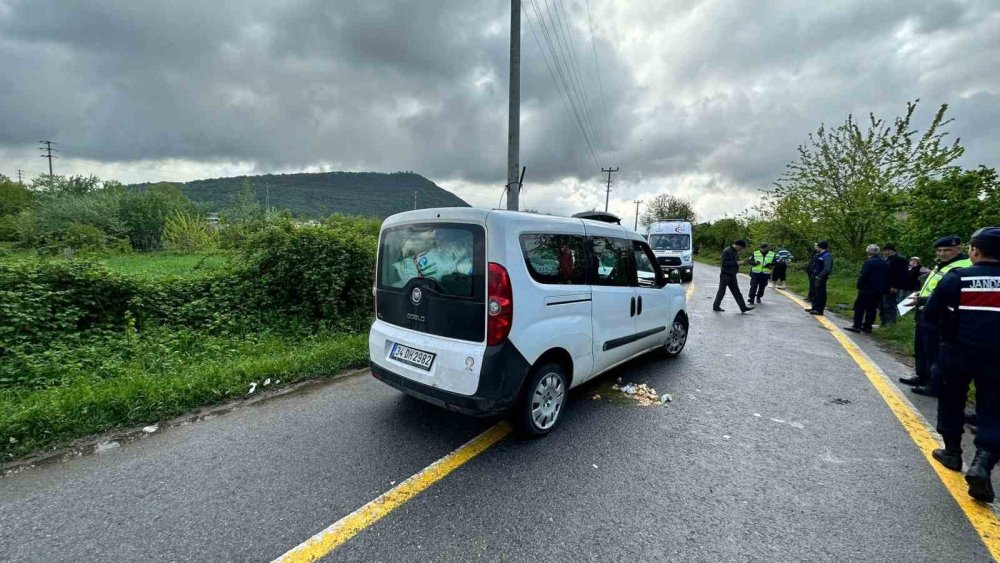 Hafif ticari araç ile otomobil kafa kafaya çarpıştı: 9 yaralı