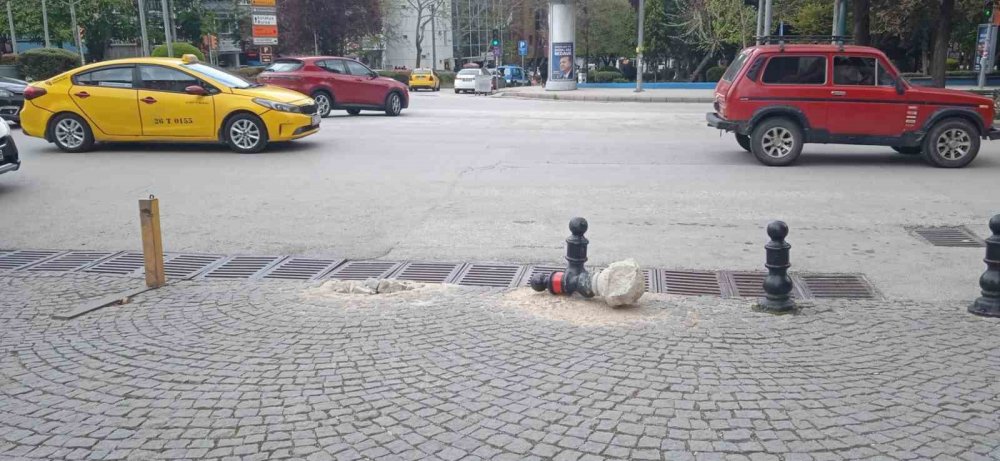 Trafiğe kapalı sokak girişindeki bu lobotu kim ne için söktü?