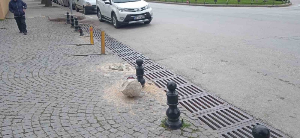 Trafiğe kapalı sokak girişindeki bu lobotu kim ne için söktü?