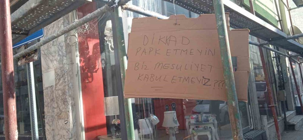 İnşaat demirlerine asılı düşündüren uyarı yazısı