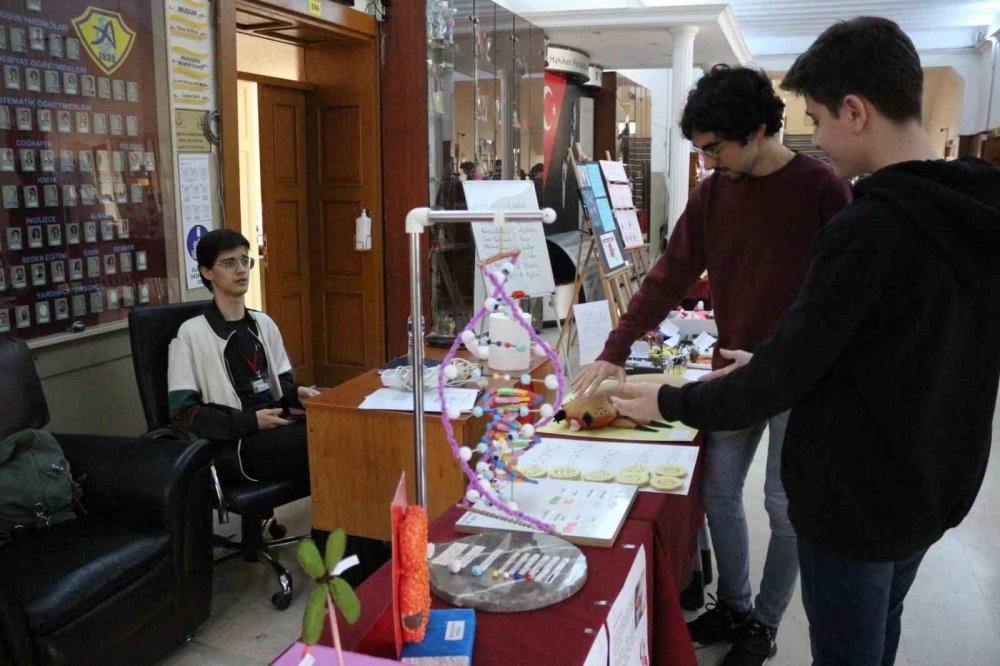 Biyoloji derslerinde işlenen konular okulda sergilendi