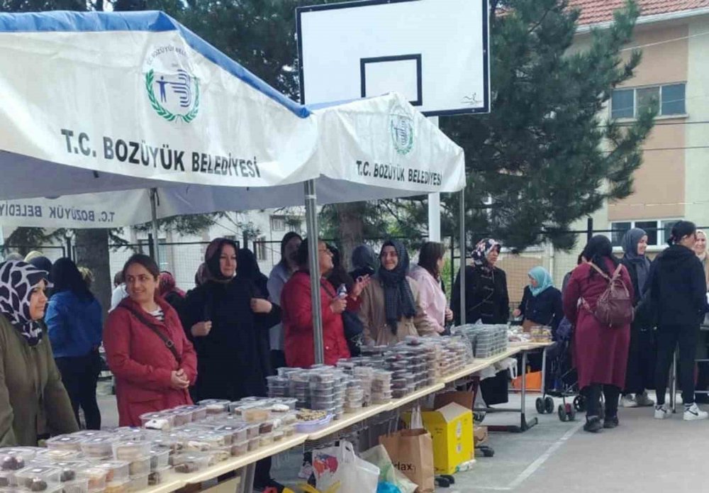 Bozüyük’te depremzedeler için hayır çarşısı kuruldu