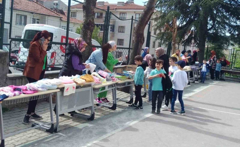 Bozüyük’te depremzedeler için hayır çarşısı kuruldu