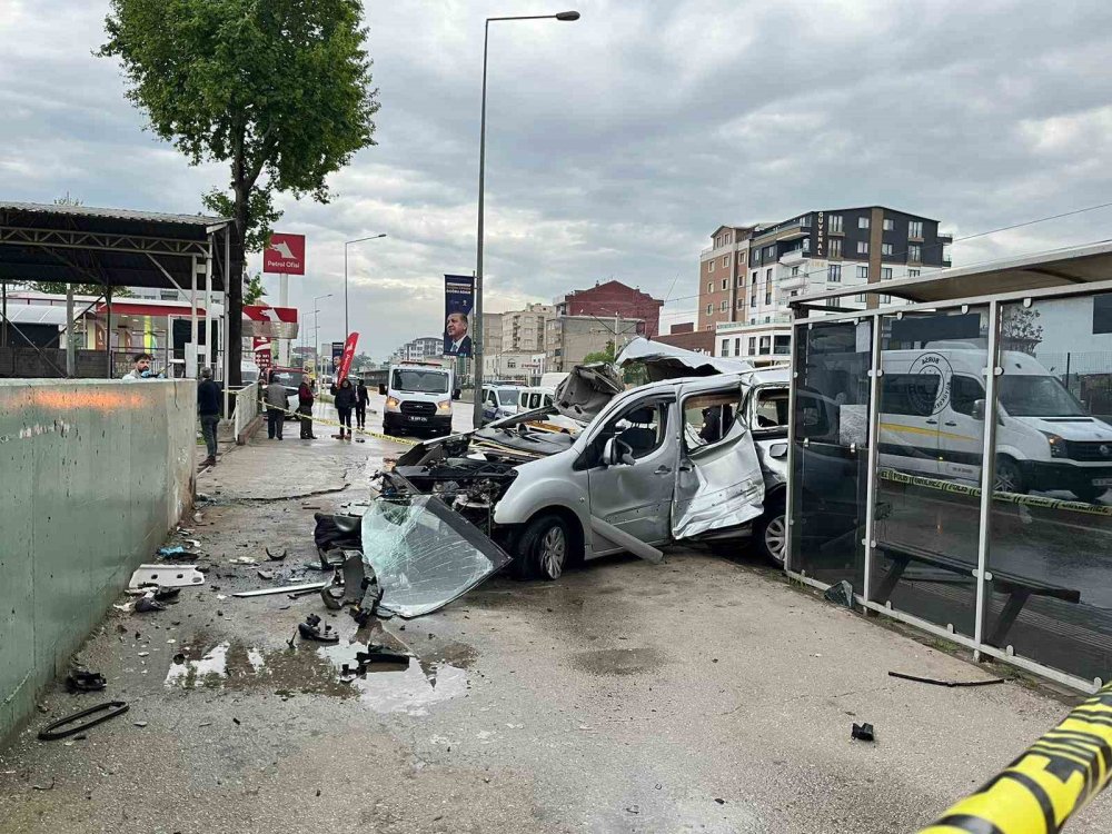 Bursa’da feci kaza: 2 ölü, 1 yaralı