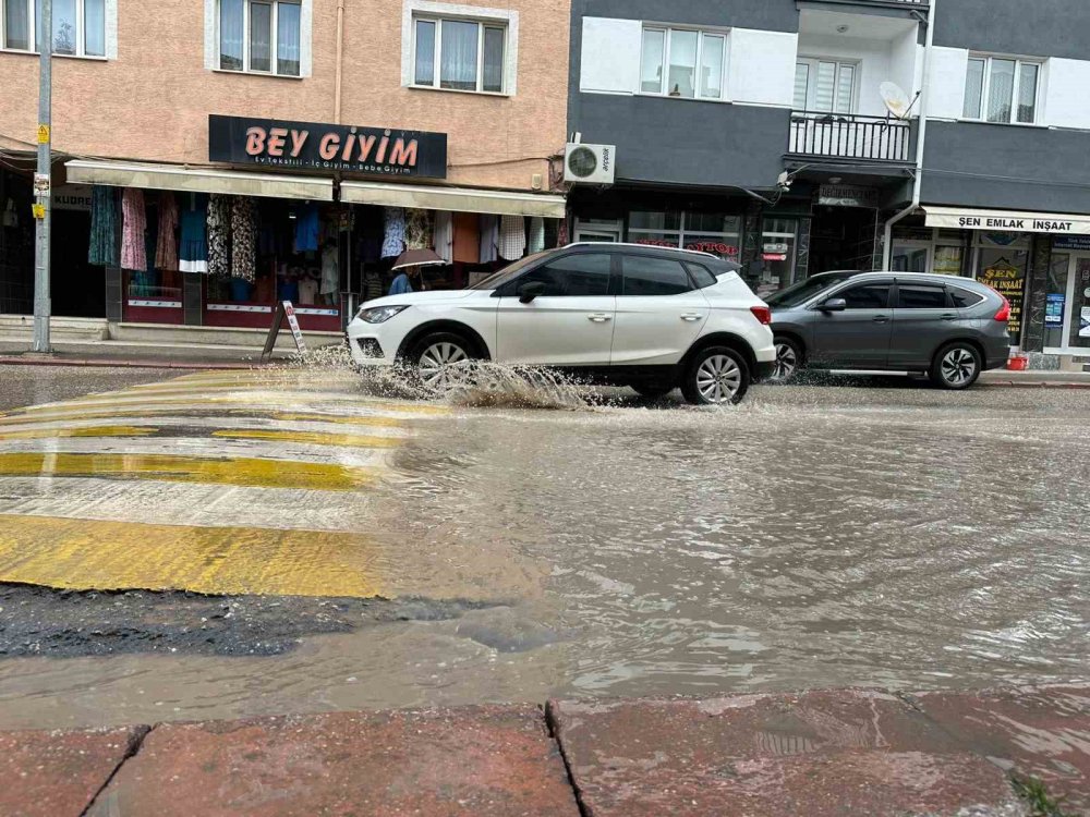 Caddelerde biriken sular zor anlar yaşattı