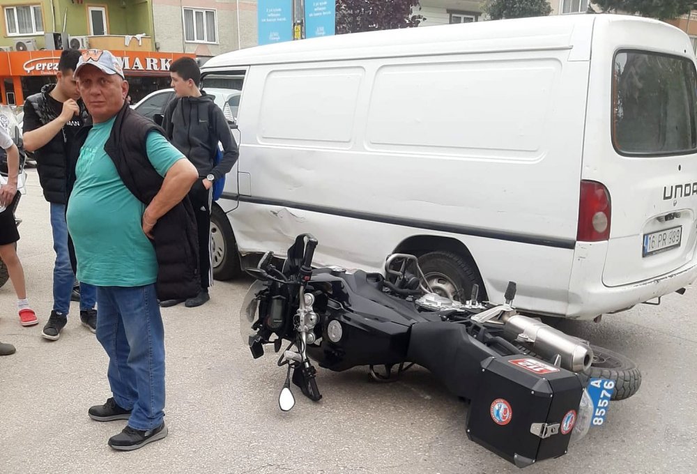 Minibüsle çarpışan motosikletli polis yaralandı