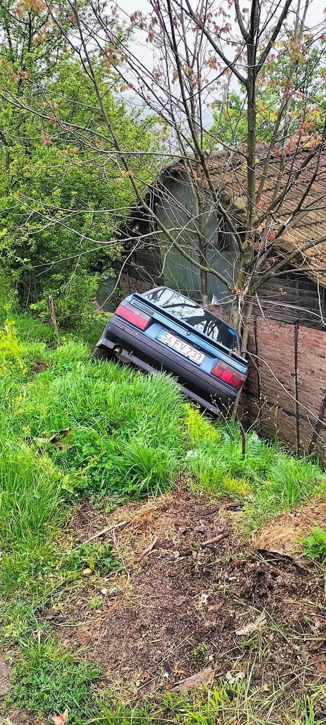 Açılan kapıyı kapatmak isterken otomobili evin bahçesine devrildi