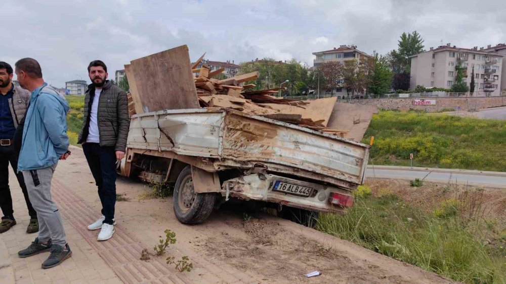 Tır önce kamyonete sonra hafif ticari araca çarptı