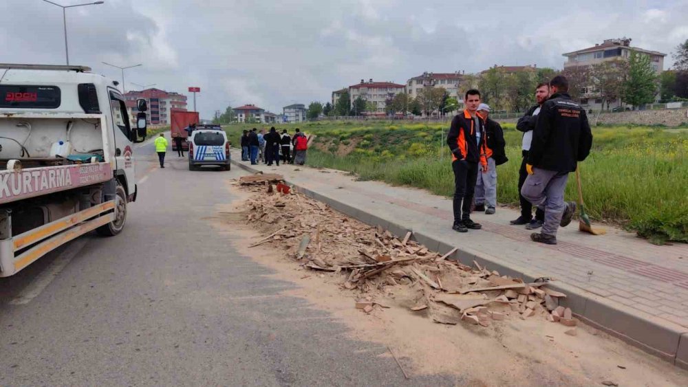 Tır önce kamyonete sonra hafif ticari araca çarptı