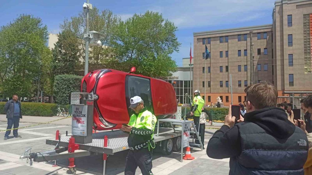 Vatandaşlar takla similasyonu ile emniyet kemerinin önemini idrak etti