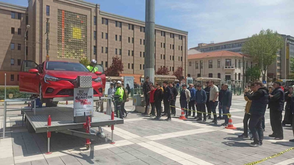 Vatandaşlar takla similasyonu ile emniyet kemerinin önemini idrak etti