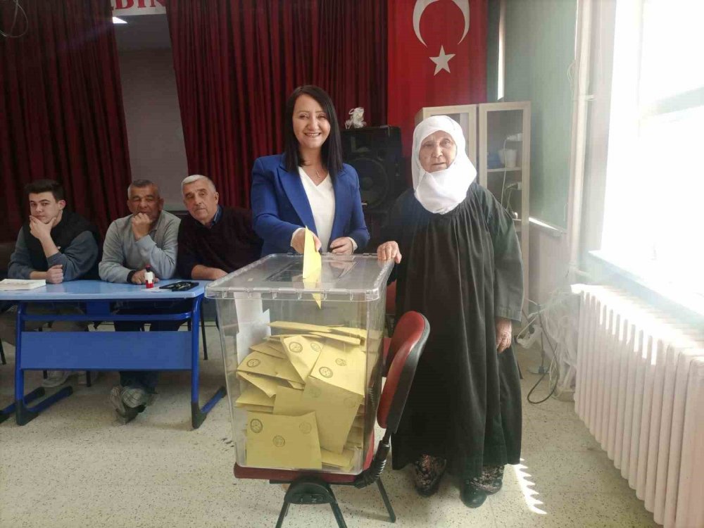 AK Partili belediye başkanları sandık başında