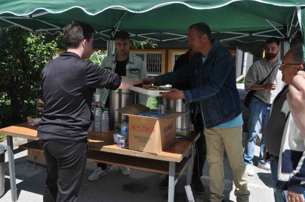 Bu okulda oy kullanmaya gelenler sürprizle karşılaştı