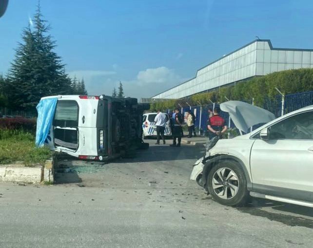 İşçileri taşıyan minibüs devrildi: 5 kişi yaralandı