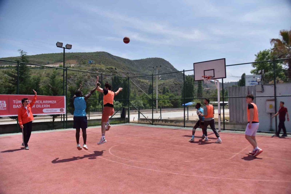 Masa tenisi ve streetball şampiyonları ödüllerini aldı