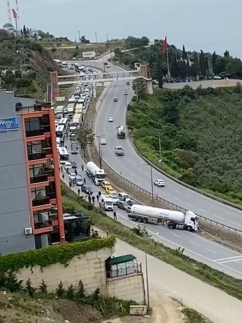 Kaza yapan tanker trafiği kilitledi