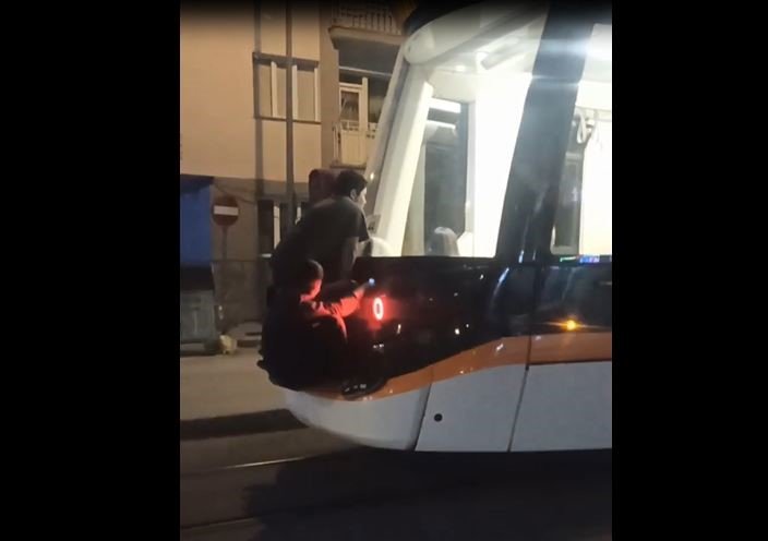 Çocukların tehlikeli tramvay yolculuğu