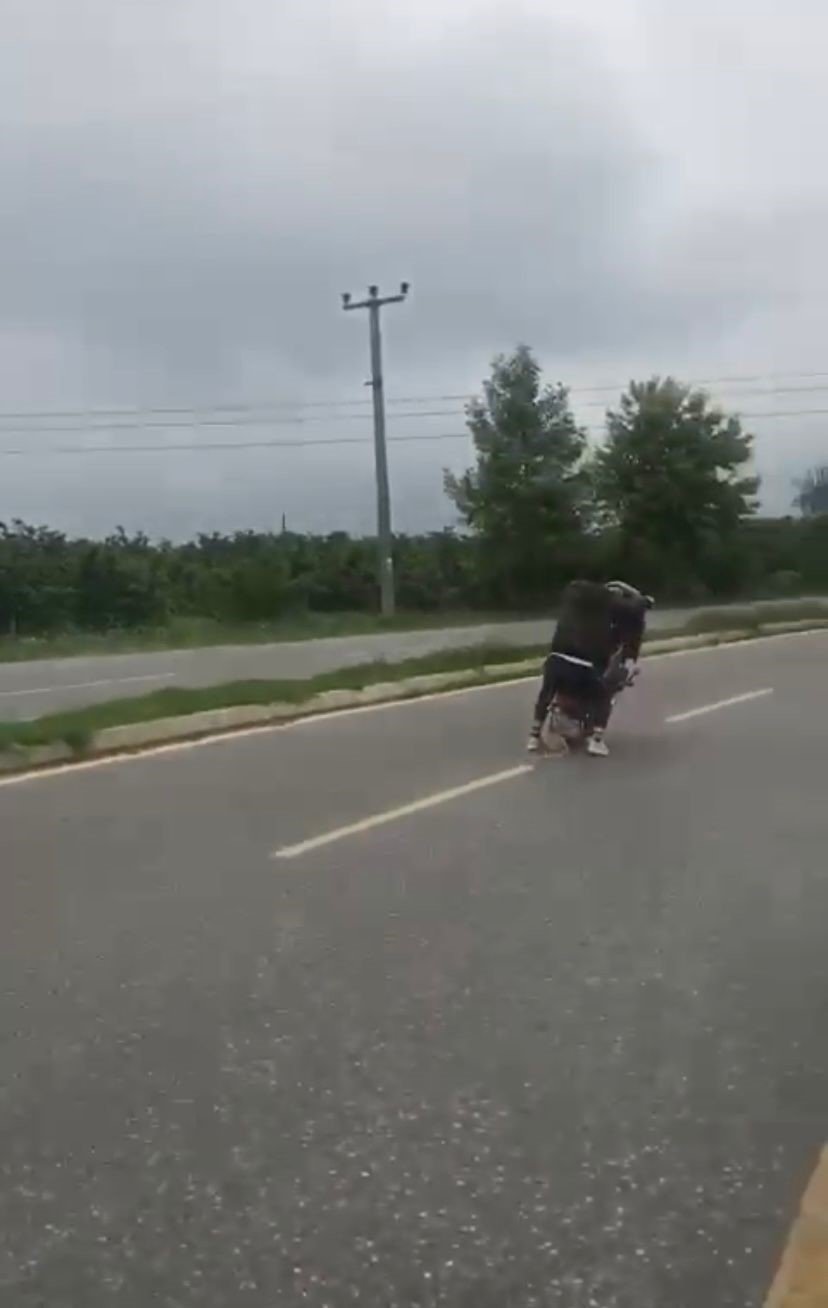 Motosikletli gencin tehlikeli oyunu kamerada