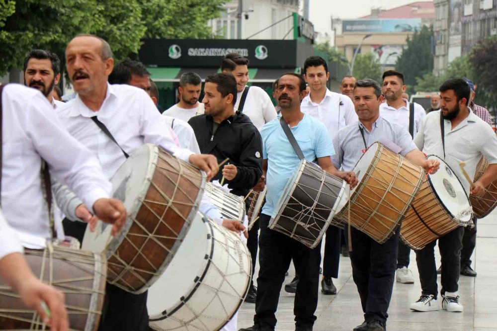 Davulcuları sokaklarda görenler şaşırdı