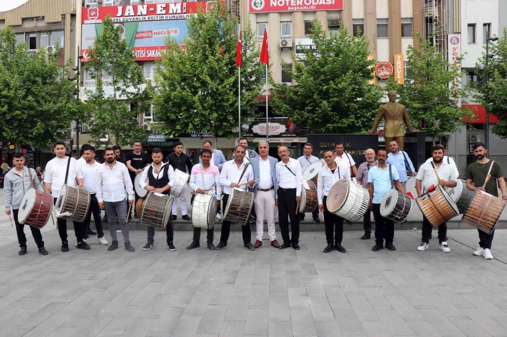 Davulcuları sokaklarda görenler şaşırdı