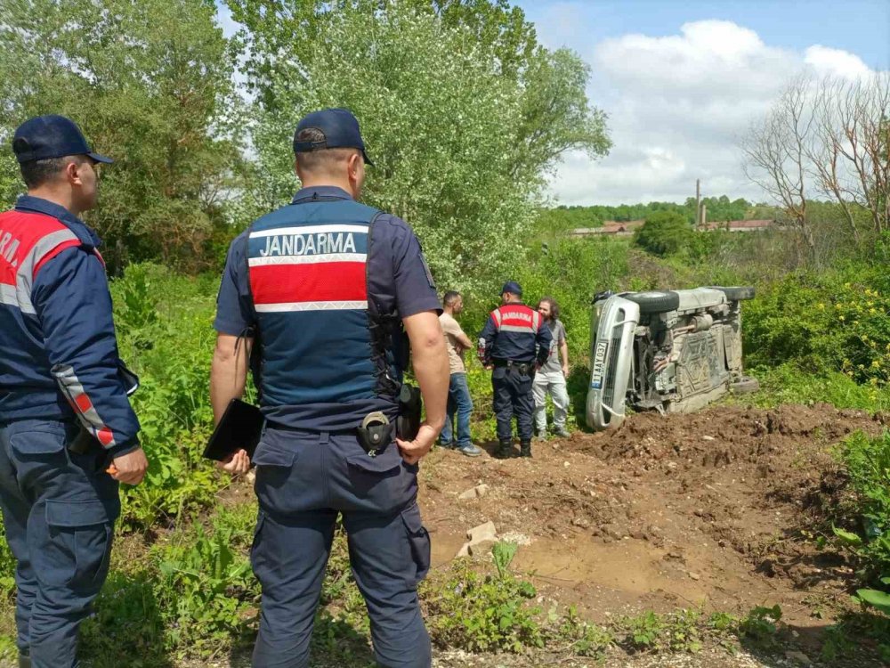 Araç devrildi, içindeki köy ekmekleri yol kenarına saçıldı