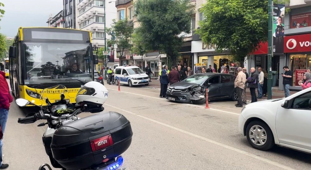 Halk otobüsüne ters şeritten gelen otomobil çarptı