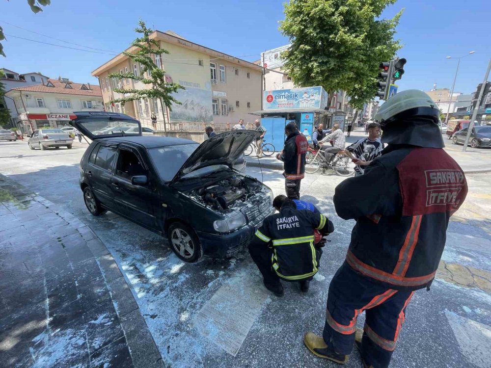 Işıkta bekleyen otomobilin motoru alev aldı