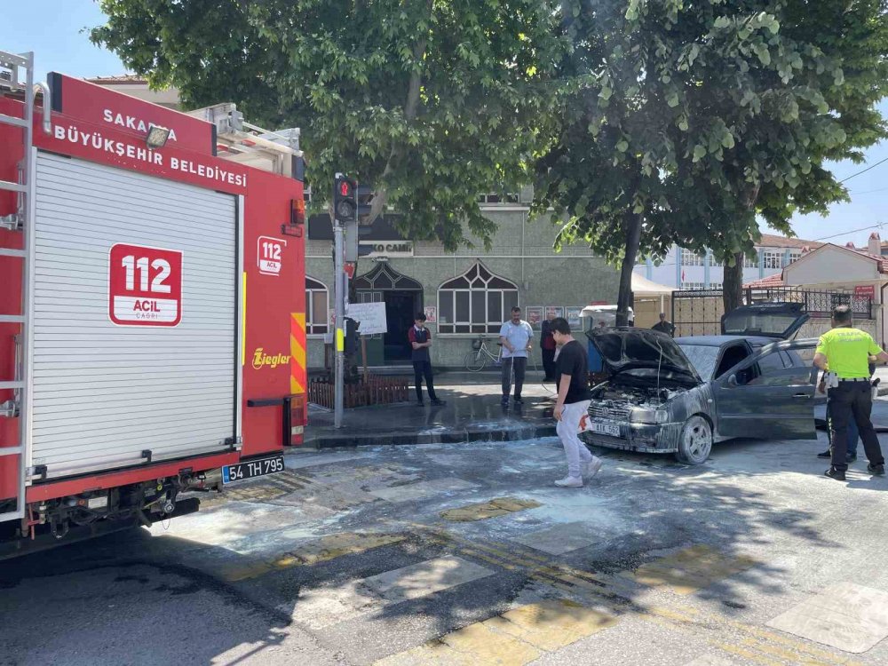 Işıkta bekleyen otomobilin motoru alev aldı