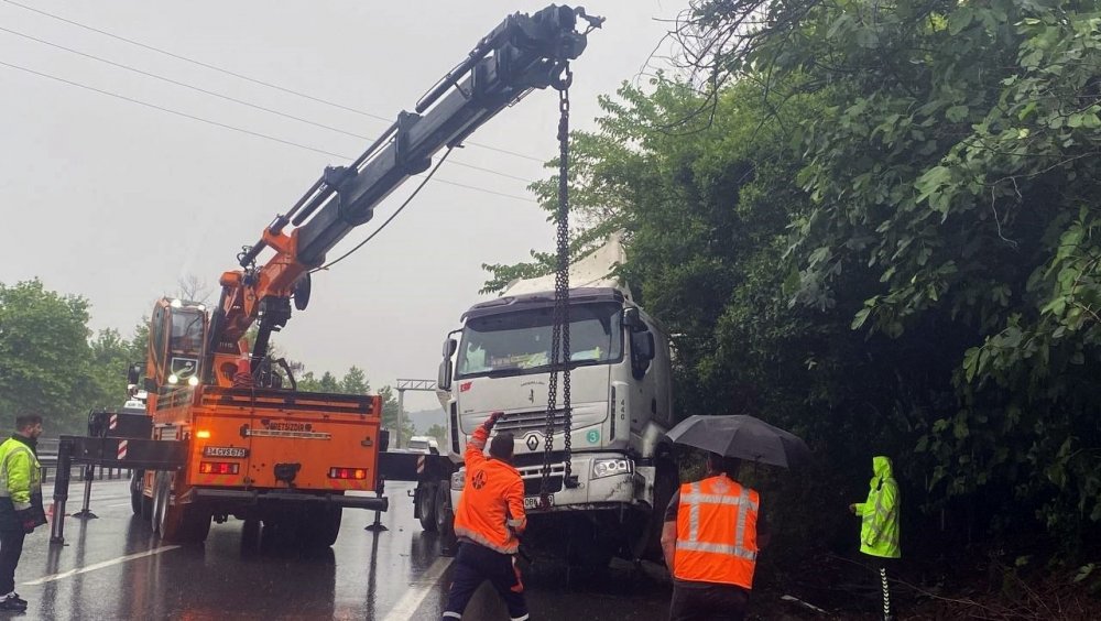 Yağış otoyolda kazayı beraberinde getirdi