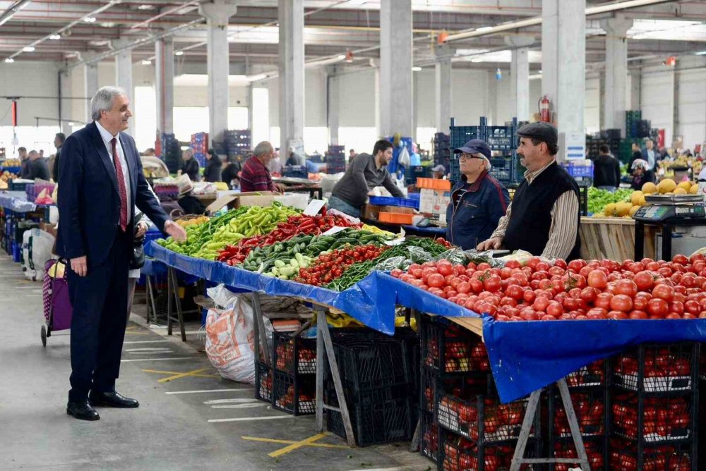 Bakkalcoğlu, kapalı pazarda vatandaşlarla buluştu