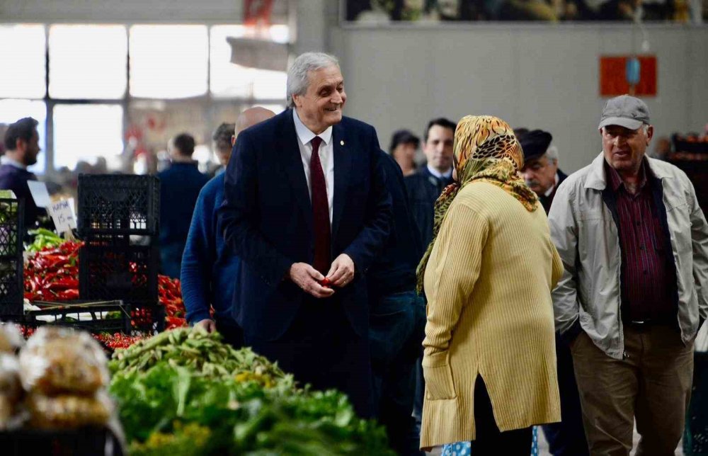 Bakkalcoğlu, kapalı pazarda vatandaşlarla buluştu