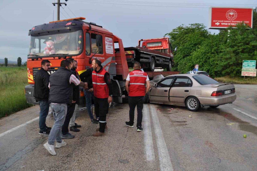 Otomobil oto kurtarıcıya çarptı