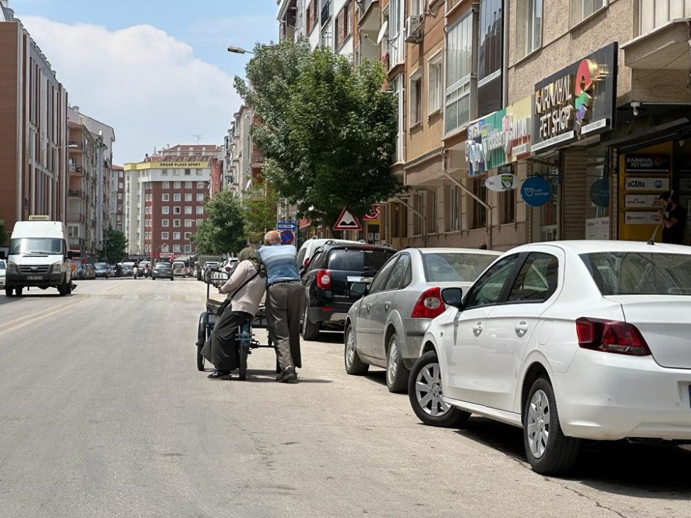 Yürümekte güçlük çeken eşini 3 tekerlekli bisikletle taşıyor