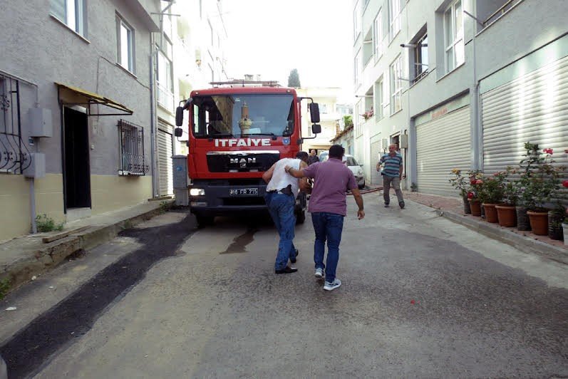 5 katlı binanın çatı katı alev alev yandı