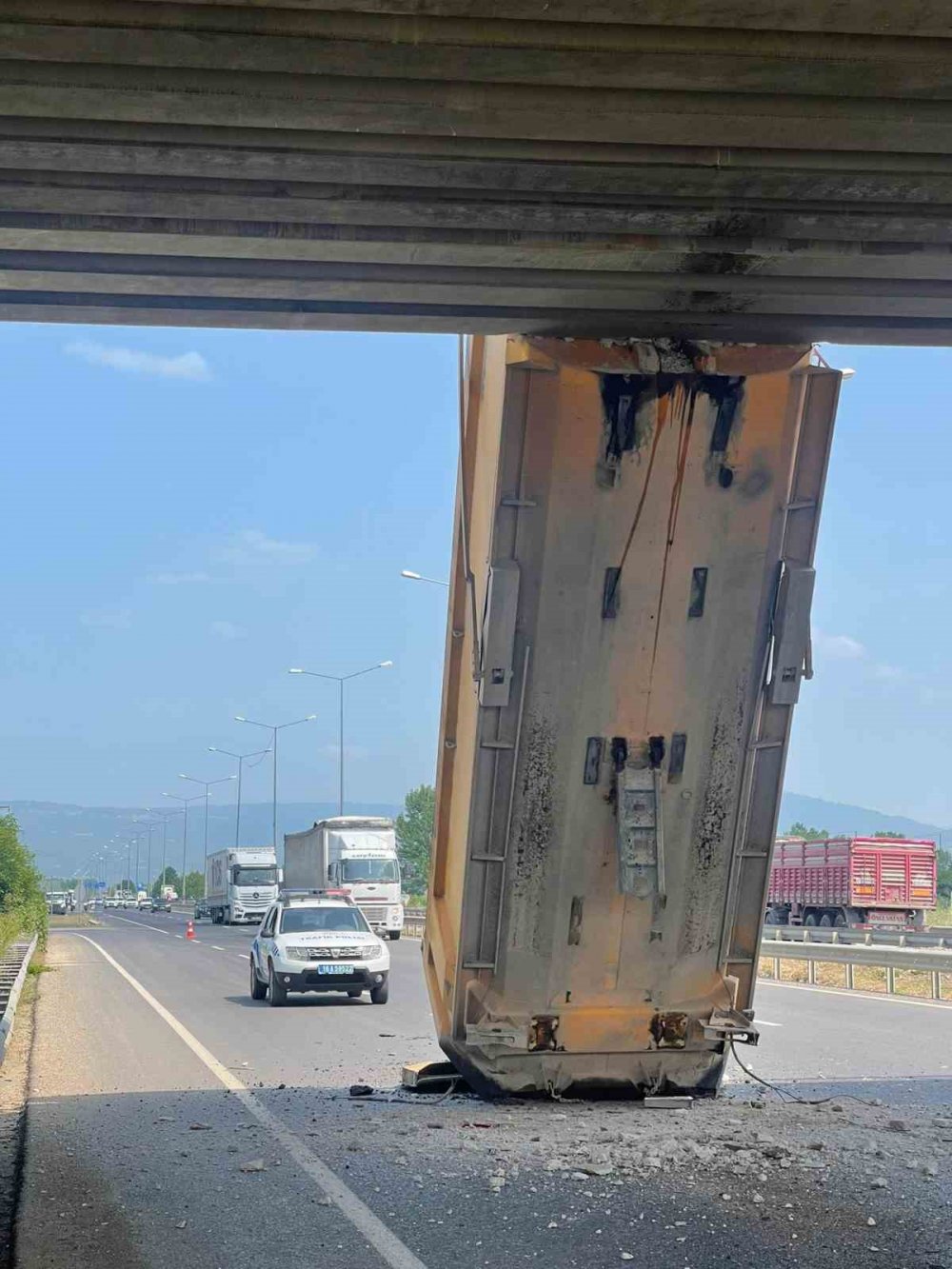 Damperi açık kalan kamyon üst geçide takıldı