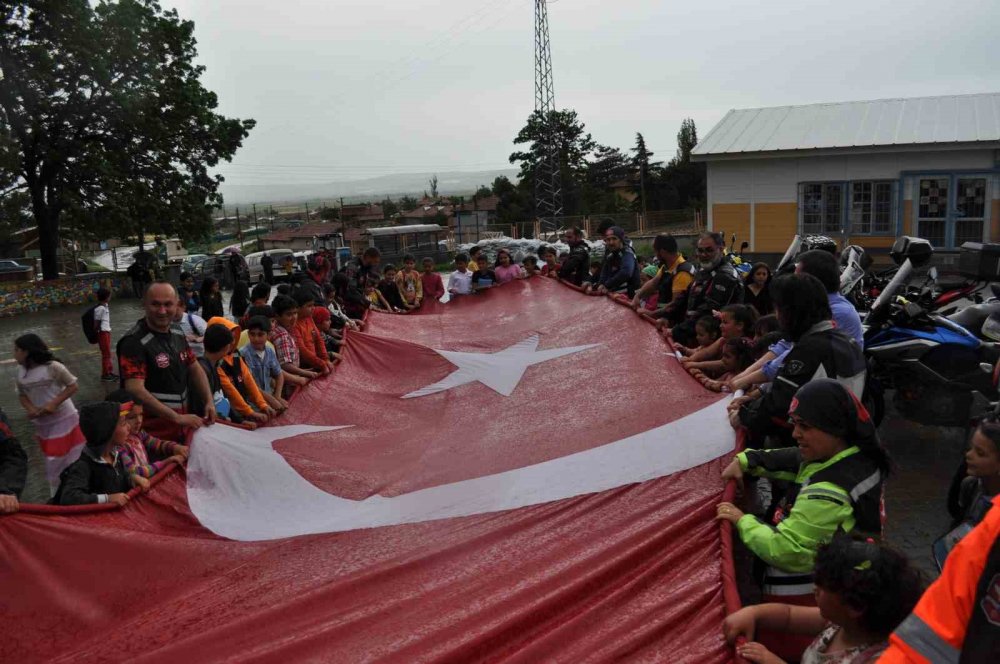 Köy okuluna anlamlı kitap desteği