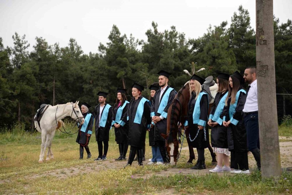 Mezuniyet belgelerini at üzerinde aldılar