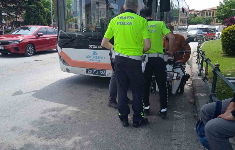 Belediye otobüsü ile elektrikli bisiklet çarpıştı