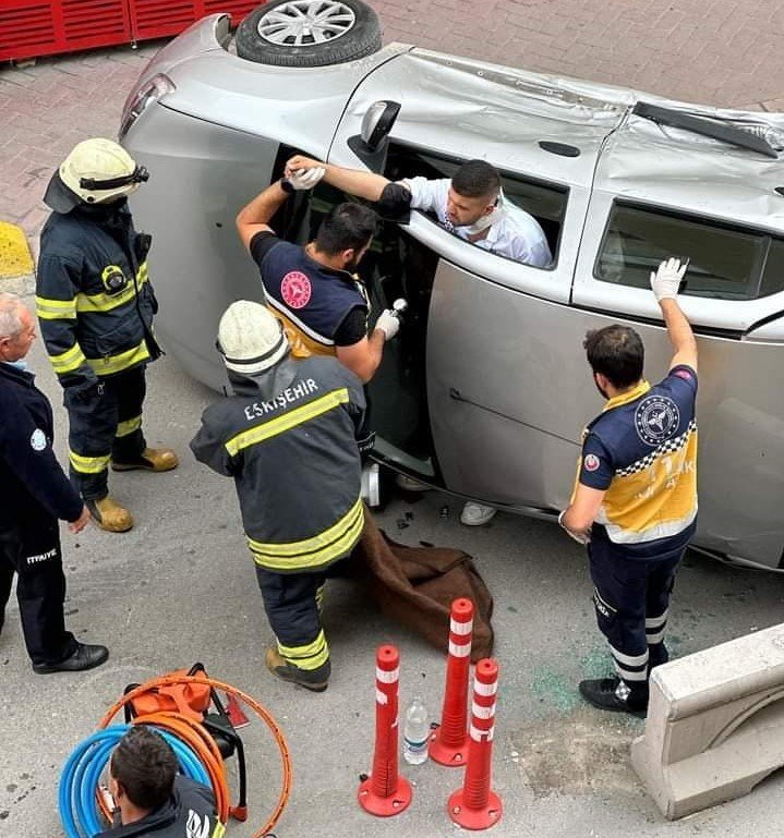 Devrilen aracın ön camından çıktılar